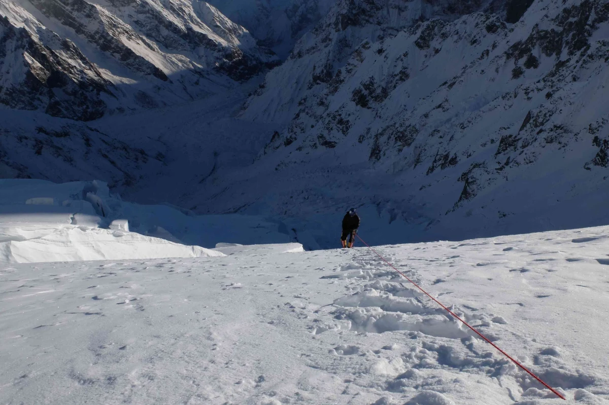 Polscy himalaiści, którzy chcą dokonać pierwszego zimowego wejścia na Batura Sar (7795 m) w paśmie Karakorum w Pakistanie, po dwóch tygodniach akcji górskiej założyli drugi obóz na wysokości 5930 m. Udało się to w niedzielę trójce Rafał Fronia, Mariusz Hatala i Kacper Kłoda.