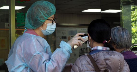 Dotychczasowa liczba ofiar śmiertelnych epidemii koronawirusa w Chinach wynosi 908 - podała w poniedziałek rano chińska Narodowa Komisja Zdrowia. W prowincji Hubei, gdzie w grudniu odnotowano pierwsze zakażenia koronawirusem, w niedzielę zmarło 97 osób.