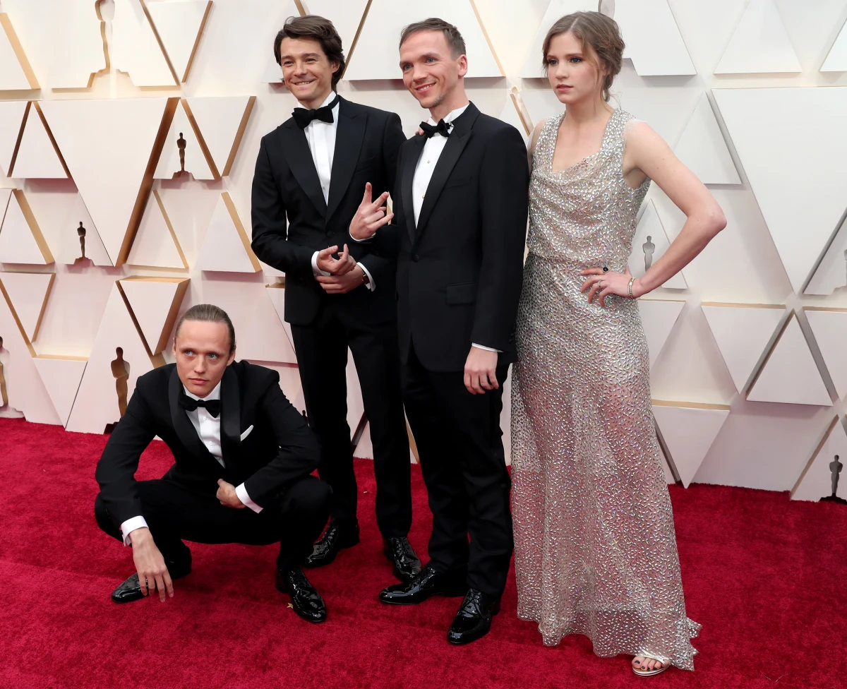 "Żalu chyba nie ma. Jest ekscytacja i wdzięczność" - tak w rozmowie z amerykańskim korespondentem RMF FM grająca w "Bożym Ciele" Jana Komasy Eliza Rycembel podsumowała tegoroczną oscarową galę. Polscy filmowcy wyszli z Dolby Theatre bez statuetki dla najlepszego filmu międzynarodowego, którą zgarnął koreański "Parasite". "Konkurowaliśmy z najlepszym filmem tego roku" - zauważył grający w "Bożym Ciele" Tomasz Ziętek.