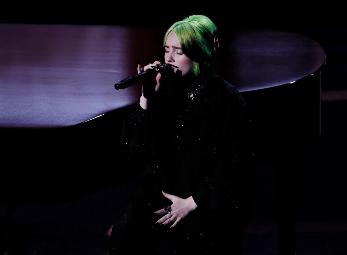 Tradycyjnym elementem ceremonii rozdania Oscarów jest upamiętnienie twórców, którzy zmarli w ostatnich dwunastu miesiąca. Na tegorocznej gali zrobiła to Billie Eilish, która wykonała kultową piosenkę "Yesterday". 