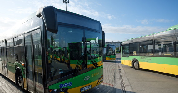 Jedna osoba została poszkodowana w zderzeniu dwóch autobusów komunikacji miejskiej i auta osobowego w Poznaniu. Na miejscu zdarzenia tworzą się korki. 