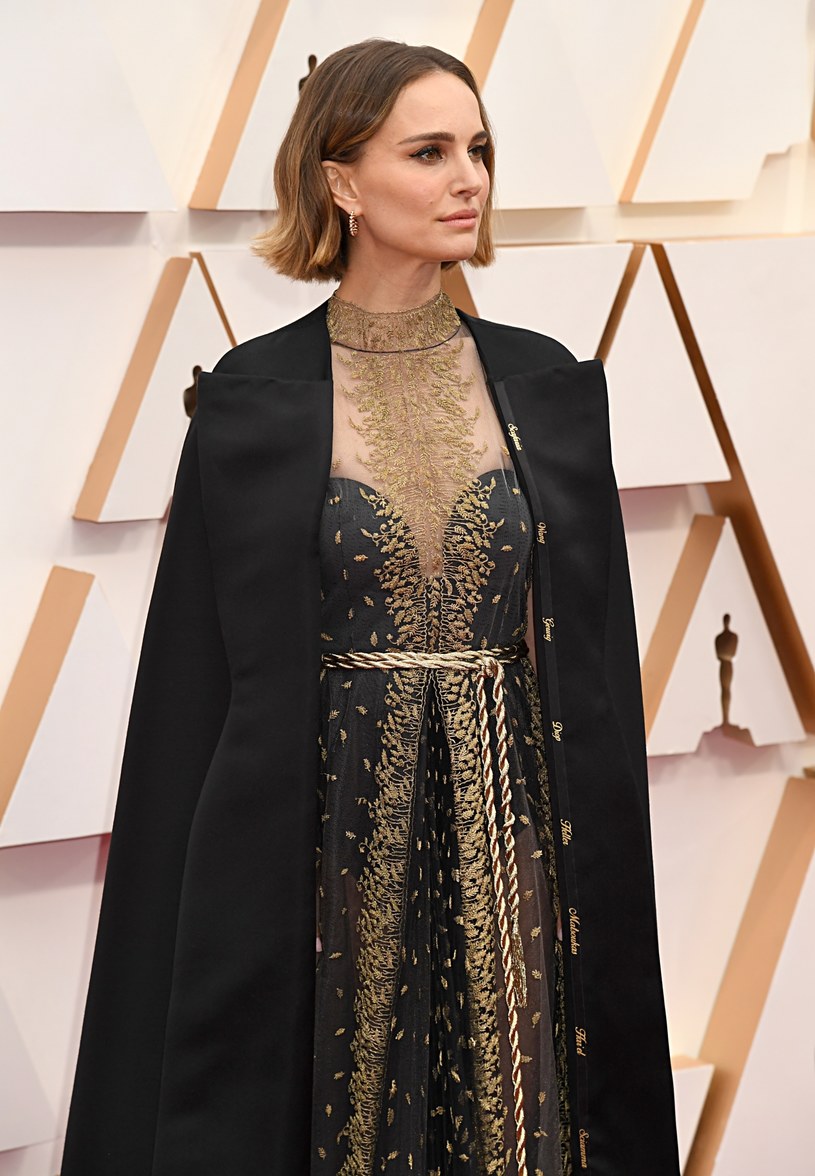 Natalie Portman na czerwonym dywanie symbolicznie zaprotestowała przeciwko temu, że żadna kobieta nie została w tym roku nominowana do Oscara za reżyserię. Gwiazda wystąpiła w pelerynie, na której były nazwiska reżyserek głośnych filmów, które nie zostały dostrzeżone przez Akademię. 