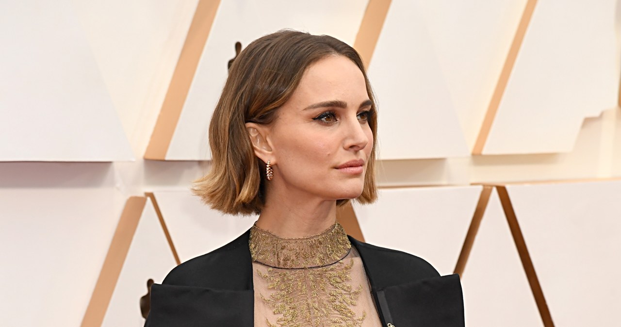 Natalie Portman na czerwonym dywanie symbolicznie zaprotestowała przeciwko temu, że żadna kobieta nie została w tym roku nominowana do Oscara za reżyserię. Gwiazda wystąpiła w pelerynie, na której były nazwiska reżyserek głośnych filmów, które nie zostały dostrzeżone przez Akademię. 