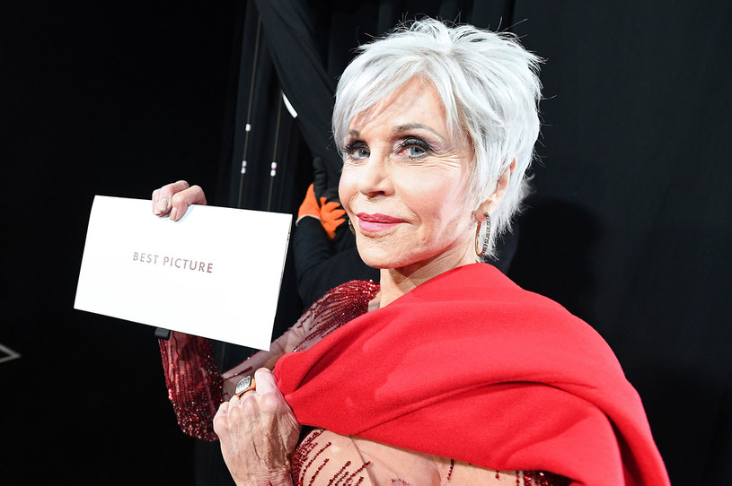 Słynna aktorka pojawiła się na Oscarach, by wręczyć najbardziej prestiżową nagrodę wieczoru, mianowicie tę dla najlepszego filmu. Jane Fonda zaprezentowała się w stylowej kreacji oraz nowej fryzurze. Jak zdradza fryzjer gwiazdy, przygotowania trwały aż siedem godzin.