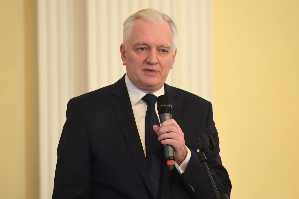 Nie będzie spłaszczenia struktury sądów przed wyborami prezydenckimi - przyznaje Jarosław Gowin w rozmowie z reporterem RMF FM Patrykiem Michalskim. "To jest kwestia wielu miesięcy, 
o ile nie lat, dlatego że ewentualne spłaszczenie struktury organizacyjnej sądów to jest ogromne przedsięwzięcie.(…) Chcę uspokoić tych, którzy obawiają się jakiś raptownych działań. To jest na razie propozycja jednej z partii tworzących obóz Zjednoczonej Prawicy, nie była jeszcze konsultowana w gronie liderów koalicji, tym bardziej w gremium rządowym. Jeżeli ten projekt zostałby podjęty, to musi on być realizowany w szerokim porozumieniu i dialogu ze środowiskiem sędziowskim" - tak wicepremier odniósł się do sobotnich zapowiedzi dalszych zmian w sądownictwie, które zostały zaprezentowane na sobotniej konwencji Solidarnej Polski. 