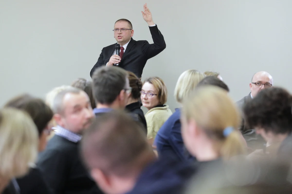 "Rażące przekroczenie uprawnień" i "przejaw arogancji", stawiające "pod znakiem zapytania legitymację i zdolności sędziego Macieja Nawackiego do kierowania pracami Sądu Rejonowego w Olsztynie" - tak prezydium Naczelnej Rady Adwokackiej oceniło w uchwale niedawny głośny incydent z sędzią Nawackim w roli głównej. Nawacki publicznie podarł projekty uchwał, w których olsztyńscy sędziowie m.in. wyrażali poparcie dla zawieszonego sędziego Pawła Juszczyszyna i krytyczne stanowisko wobec ustawy dyscyplinującej sędziów.