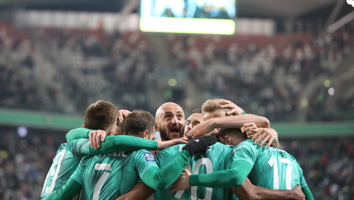 Nie milkną echa skandalicznego incydentu, do jakiego doszło na trybunach stadionu przy Łazienkowskiej podczas niedzielnego meczu Legii Warszawa z ŁKS-em Łódź. Kibice stołecznej drużyny wywiesili transparent, w którym zwrócili się do francuskiego biznesmena Gregoire’a Nitota, deklarującego chęć zainwestowania w lokalnego rywala Legii: Polonię Warszawa. Transparent stwierdzał m.in.: "Nie jest za późno, żeby się wycofać. Masz jeszcze klientów". Do sprawy odniosła się właśnie Legia. W opublikowanym przez klub oświadczeniu czytamy m.in., że "transparenty wywieszane w czasie meczu przez jakiekolwiek grupy kibiców nie są stanowiskiem" klubu.