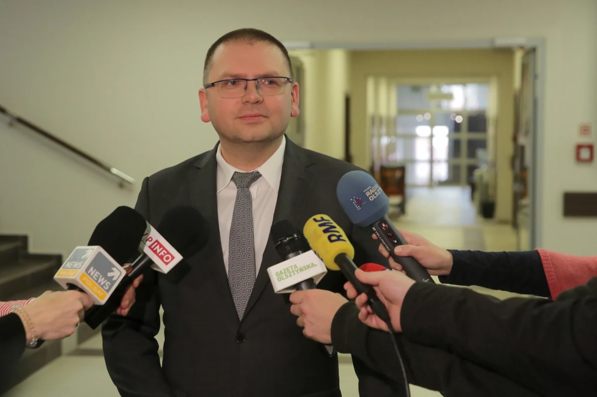 Kolegium Sądu Okręgowego w Olsztynie skieruje do zastępcy rzecznika dyscyplinarnego przy Sądzie Apelacyjnym w Białymstoku sprawę prezesa Sądu Rejonowego Macieja Nawackiego - wynika z podjętej w poniedziałek uchwały. Chodzi o podarcie projektów uchwał zgłoszonych na piątkowym zebraniu. Za podjęciem uchwały zagłosowało 11 osób, w tym sędzia Paweł Juszczyszyn.