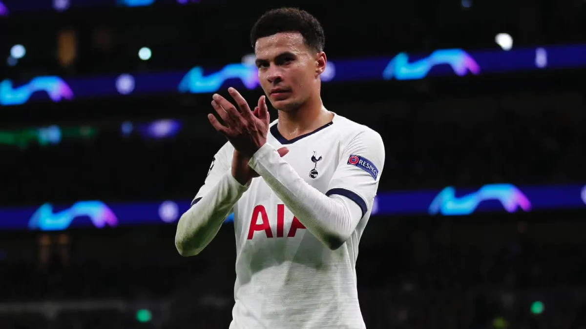Dele Alli umieścił w sieci film, w którym żartował z epidemii koronawirusa. Piłkarz przebywał na hali odlotów lotniska mając założoną maseczkę. Podczas transmisji nagrał on siedzącego obok niego Azjatę i robił głupie miny, udając przerażenie. Jego kolejna transmisja na Snapchacie przedstawiała płyn antybakteryjny z podpisem: „Wirus musi być szybszy ode mnie, żeby mnie złapał”. Reprezentant Anglii po licznych skargach usunął zamieszczone wideo i przeprosił kibiców za pośrednictwem chińskiej platformy społecznościowej Weibo.