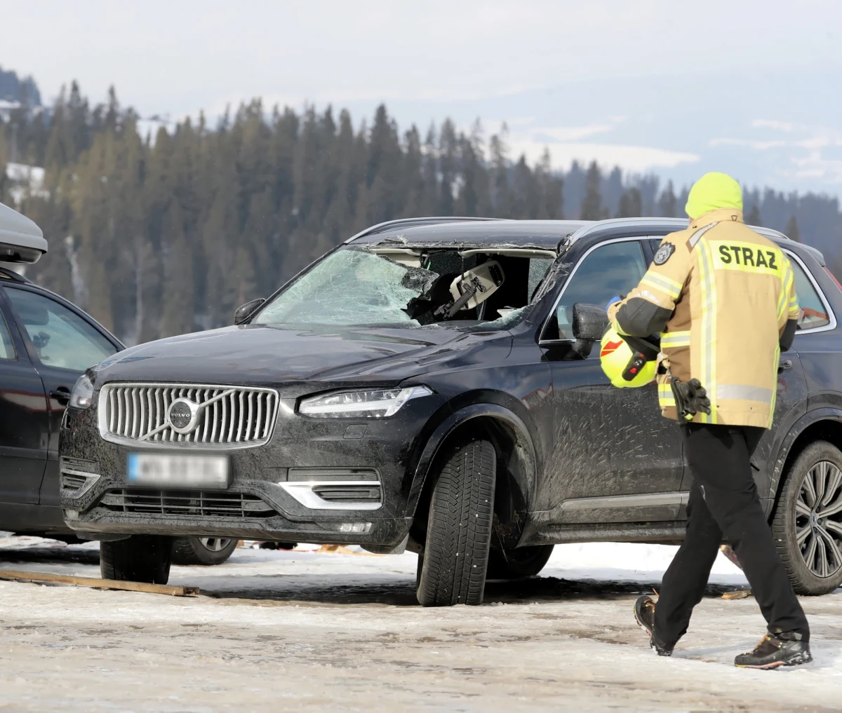 ​Wypożyczalnia, z której został zerwany przez wiatr dach, nie należy do naszej Stacji Narciarskiej - poinformował zarząd Stacji Narciarskiej Rusiń-Ski, odnosząc się do tragedii w Bukowinie Tatrzańskiej - dach spadł tam na cztery osoby.