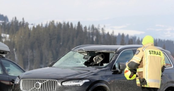 ​Wypożyczalnia, z której został zerwany przez wiatr dach, nie należy do naszej Stacji Narciarskiej - poinformował zarząd Stacji Narciarskiej Rusiń-Ski, odnosząc się do tragedii w Bukowinie Tatrzańskiej - dach spadł tam na cztery osoby.