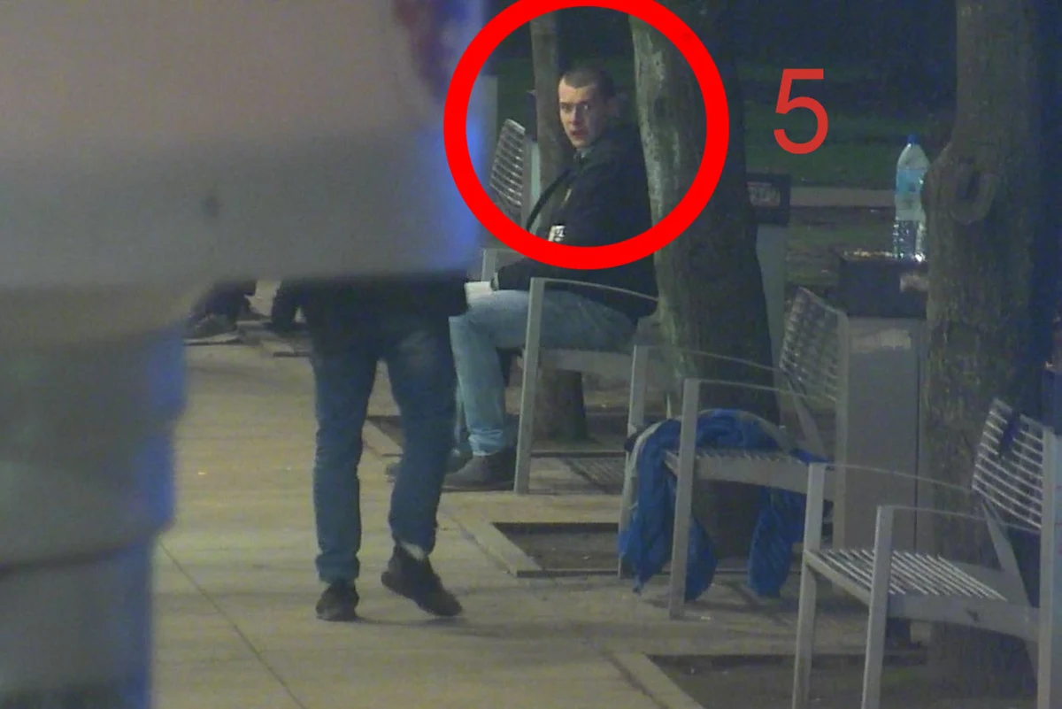 Toruńska policja poszukuje siedmiu mężczyzn, którzy w weekend w centrum miasta pobili pięciu obywateli Ukrainy, Rosji i Białorusi. Funkcjonariusze opublikowali w internecie wizerunek pięciu sprawców, który został zarejestrowany przez kamery monitoringu.