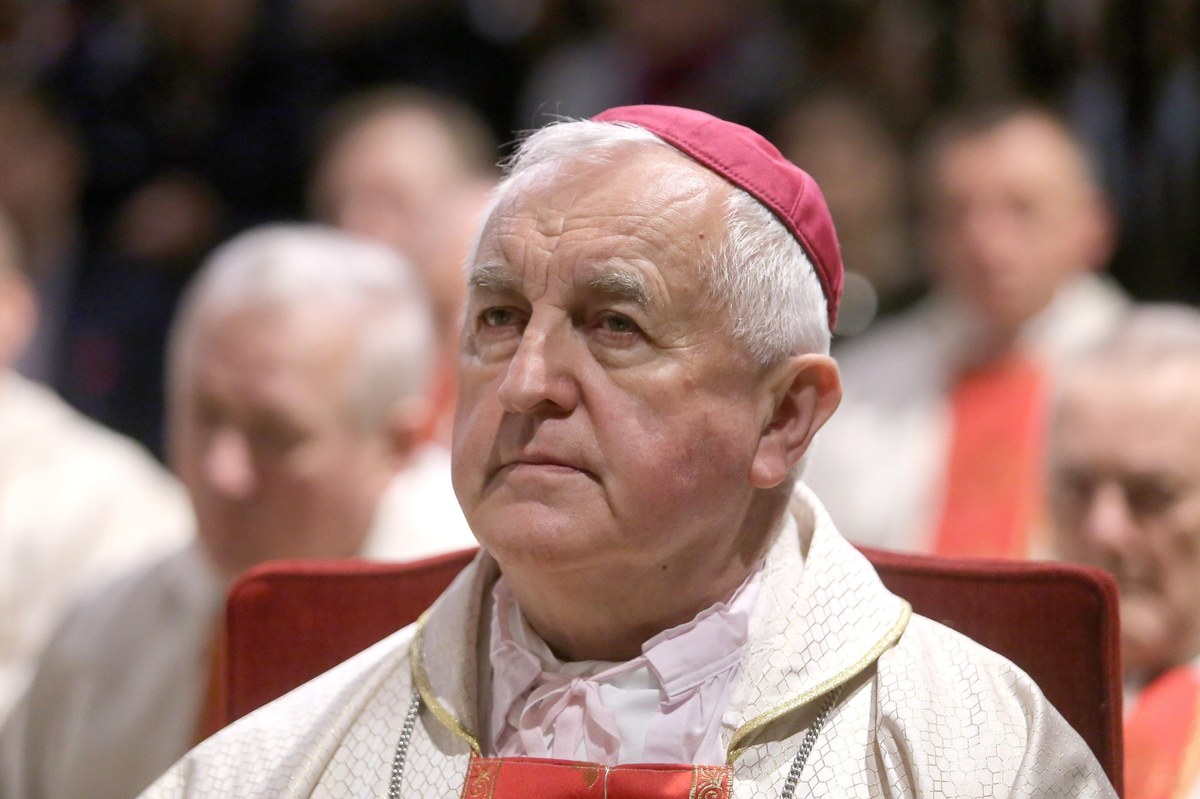 "Sformułowane wobec ks. bpa Jana Szkodonia zarzuty boleśnie dotknęły wiele osób, dla których biskup jest autorytetem, ojcem i przyjacielem. Wszyscy oczekujemy, że zostaną one rzetelnie i szybko wyjaśnione" - napisał w oświadczeniu przekazanym we wtorek mediom były metropolita krakowski kard. Stanisław Dziwisz.