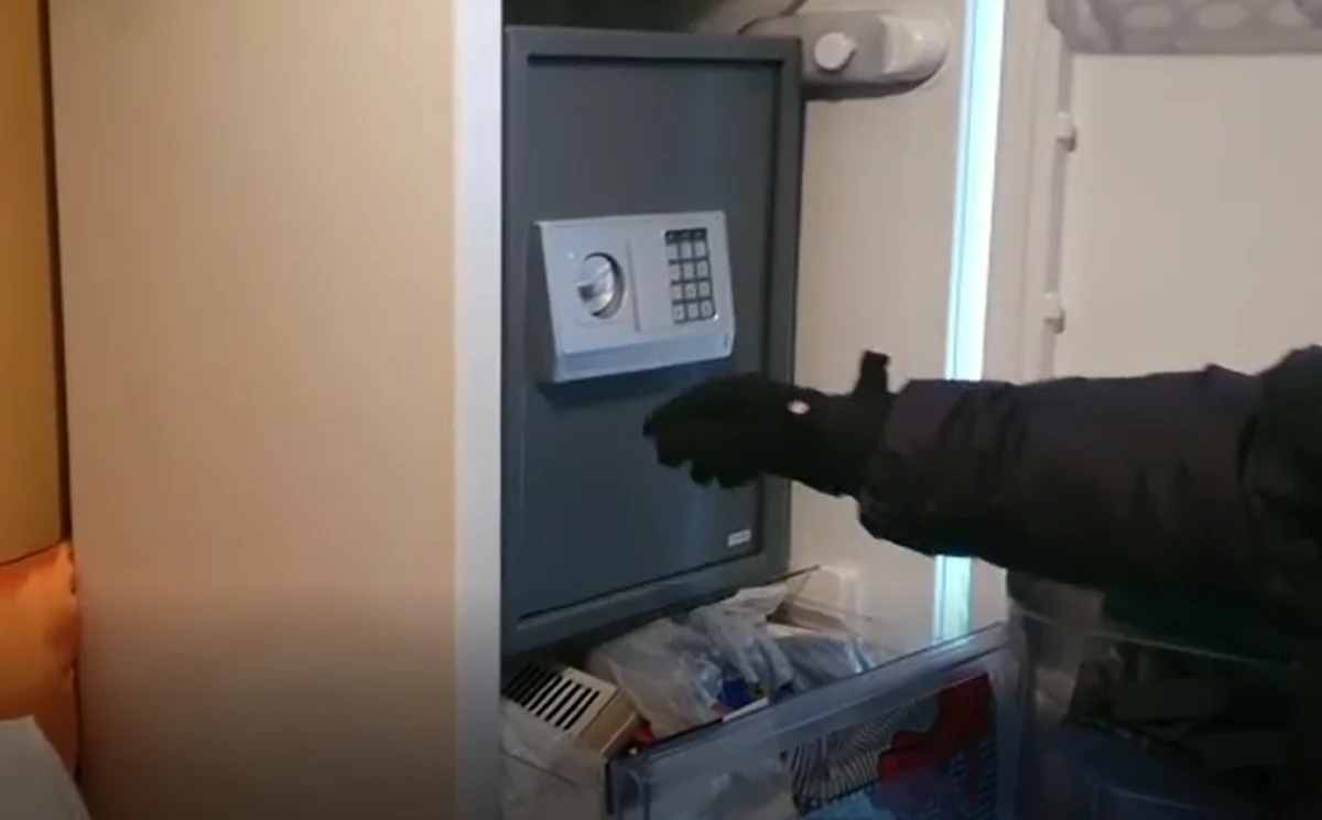 2,5 kg narkotyków, a także sztabki złota i kolekcjonerskie monety trzymał w sejfie umieszczonym w lodówce 26-latek zatrzymany przez policję w Sosnowcu. W mieszkaniu trzymał też broń, którą zbada biegły.
