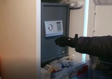Sejf ukryty w lodówce. W nim złoto, monety i… narkotyki