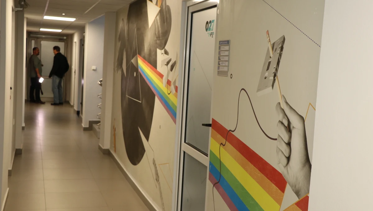 Interia.pl świętuje 20 urodziny. Z tej okazji zajrzeliśmy za kulisy, żeby dowiedzieć się jak powstaje czołowy portal w Polsce. Kim są wydawcy, w którym dziale powstaje najwięcej treści i skąd na ścianach redakcji wzięły się repliki znanych malarzy? Tego wszystkiego dowiecie się z naszego filmu.