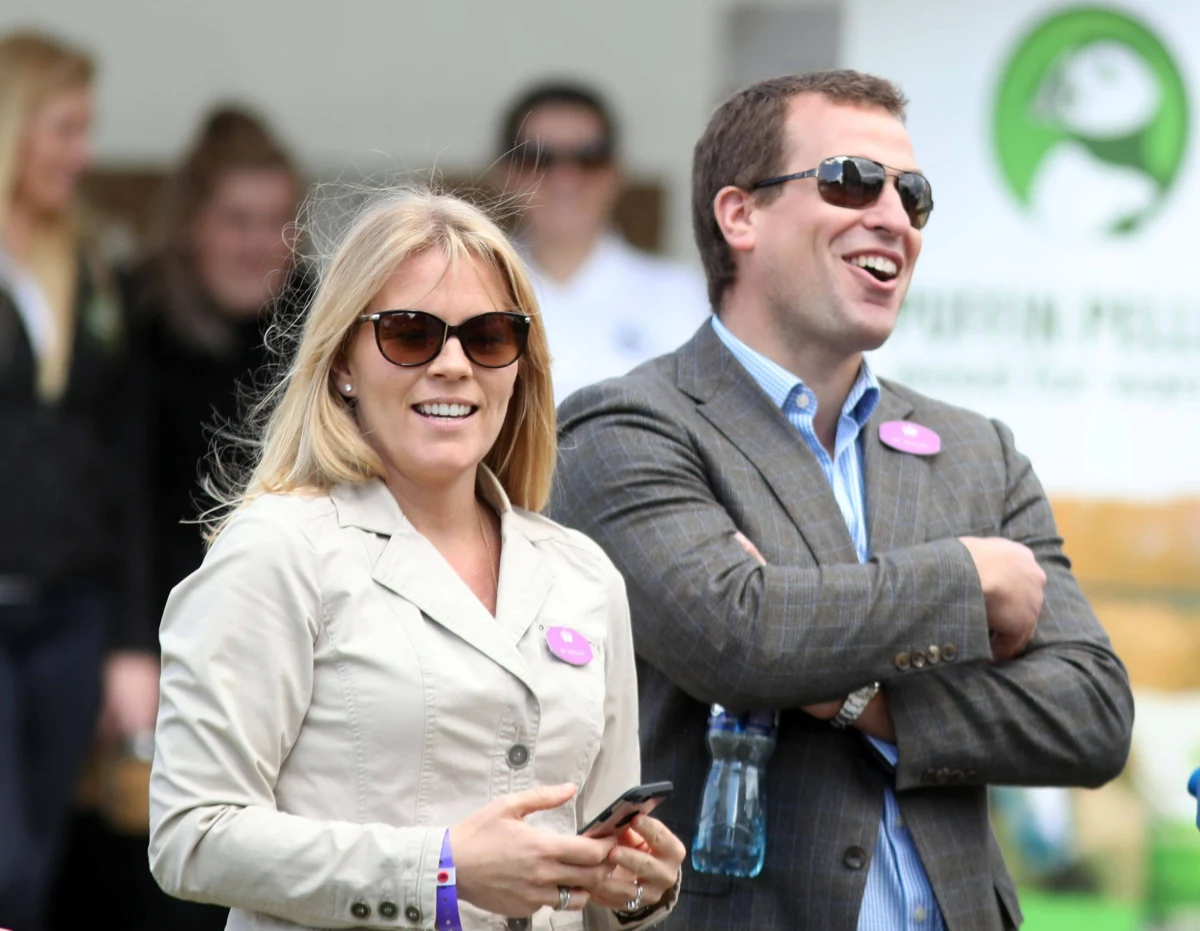 Nowe perturbacje w brytyjskiej rodzinie królewskiej. Najstarszy wnuk królowej Elżbiety II Peter Phillips i jego żona Autumn Phillips po 12 latach małżeństwa zdecydowali się na separację. Według "przyjaciół pary", na których powołuje się "The Sun", na decyzję Autumn Phillips o rozstaniu mógł wpłynąć niedawny "Megxit". Co więcej, rozmówcy tabloidu twierdzą, że 41-latka - idąc w ślady księcia Harry’ego i księżnej Meghan - może zechcieć przeprowadzić się wraz z córkami do swojej rodzimej Kanady.