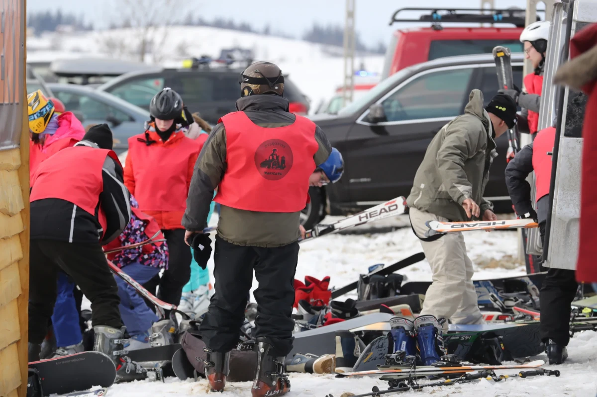 Zakopiańska prokuratura przesłuchała męża i ojca kobiet, które zginęły w poniedziałek przygniecione zerwanym dachem z prowizorycznej wypożyczalni narciarskiej przy stoku w Bukowinie Tatrzańskiej. Przesłuchano także świadków wypadku i pracowników samej stacji narciarskiej. Śledczy ustalili także, kto był właścicielem i dzierżawcą terenu, na którym stał ten obiekt. Na terenie gminy wprowadzono dwudniową żałobę.