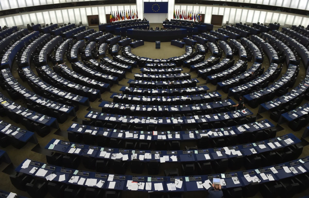 Liberałowie w PE chcą uzależnić wypłaty z budżetu UE od praworządności. Twierdzą, że mają poparcie unijnych komisarzy ds. praworządności i szefa Rady Europejskiej Charlesa Michela, którzy należą do tej samej liberalnej frakcji "Odnowić Europę" (Renew Europe). Oznacza to, że trzy unijne instytucje, czyli PE, KE i szef Rady Europejskiej zaczną razem działać w kwestii praworządności. 