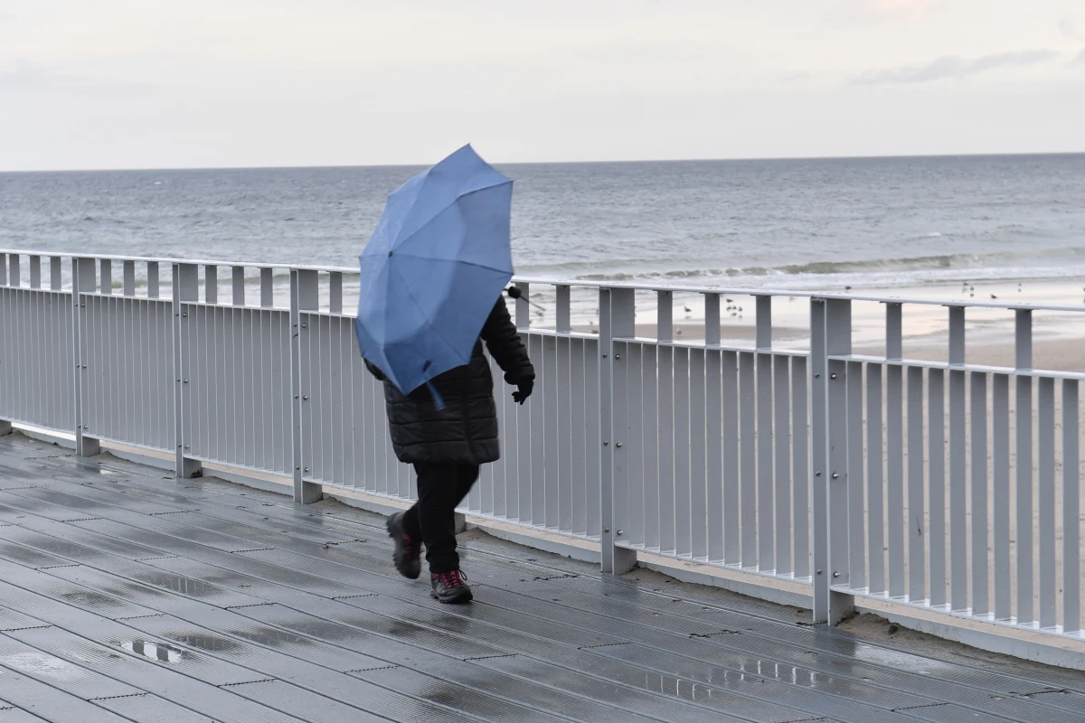 Mapa IMGW po godz. 21 niemal cała zielona - co oznacza brak ostrzeżeń. Alert 1. stopnia przed silnym wiatrem dotyczy już tylko nadmorskich powiatów w woj. pomorskim i zachodniopomorskim. Obowiązuje też alert hydrologiczny 2. stopnia dla wybrzeża w woj. pomorskim. Na Bałtyku sztorm.