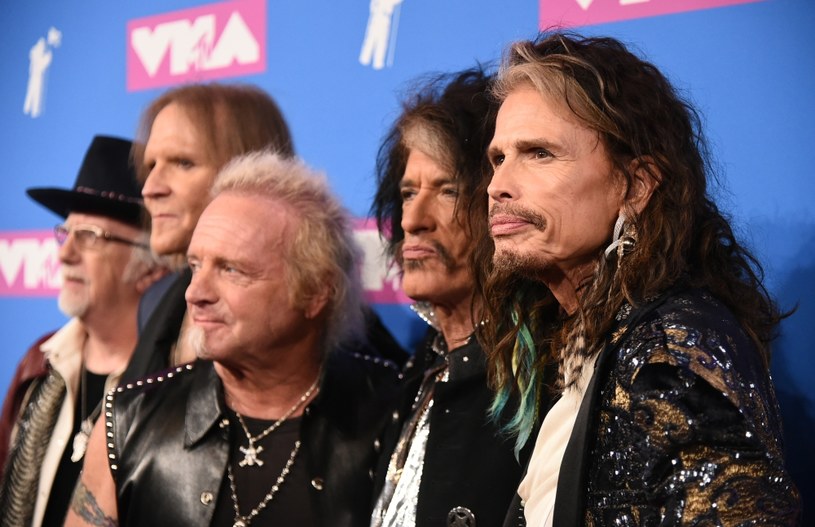 Perkusista Joey Kramer w poniedziałek (10 lutego) po siedmiomiesięcznej przerwie pojawił się na scenie w składzie grupy Aerosmith. Jeszcze niedawno wydawało się wręcz to niemożliwe, gdy muzyk zapowiedział sądowy pozew przeciwko kolegom z zespołu.