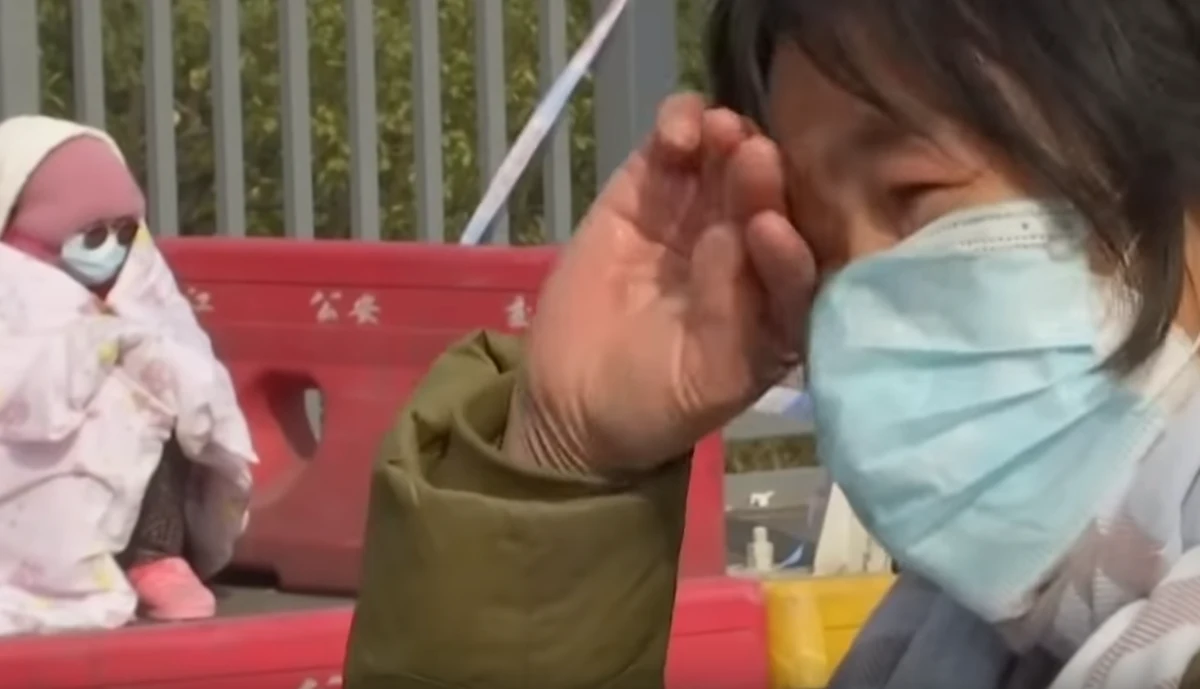 Dramatyczne sceny rozegrały się na moście na rzece Jangcy, na którym ustawiono blokadę opanowanej przez epidemię koronawirusa prowincji Hubei. Na moście utknęła 50-letnia Lu Yuejin z chorą na białaczkę córką. Kobiety chciały za wszelką cenę dostać do szpitala w mieście Jiujiang, leżącego poza strefą objętą kwarantanną.  