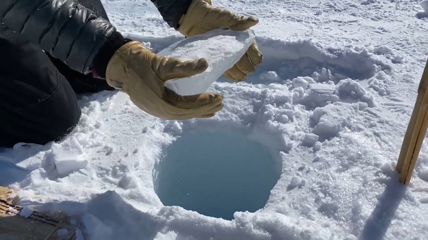 Wrzucili kawałek lodu prosto do 130-metrowej dziury. Efekt? Posłuchajcie sami.
