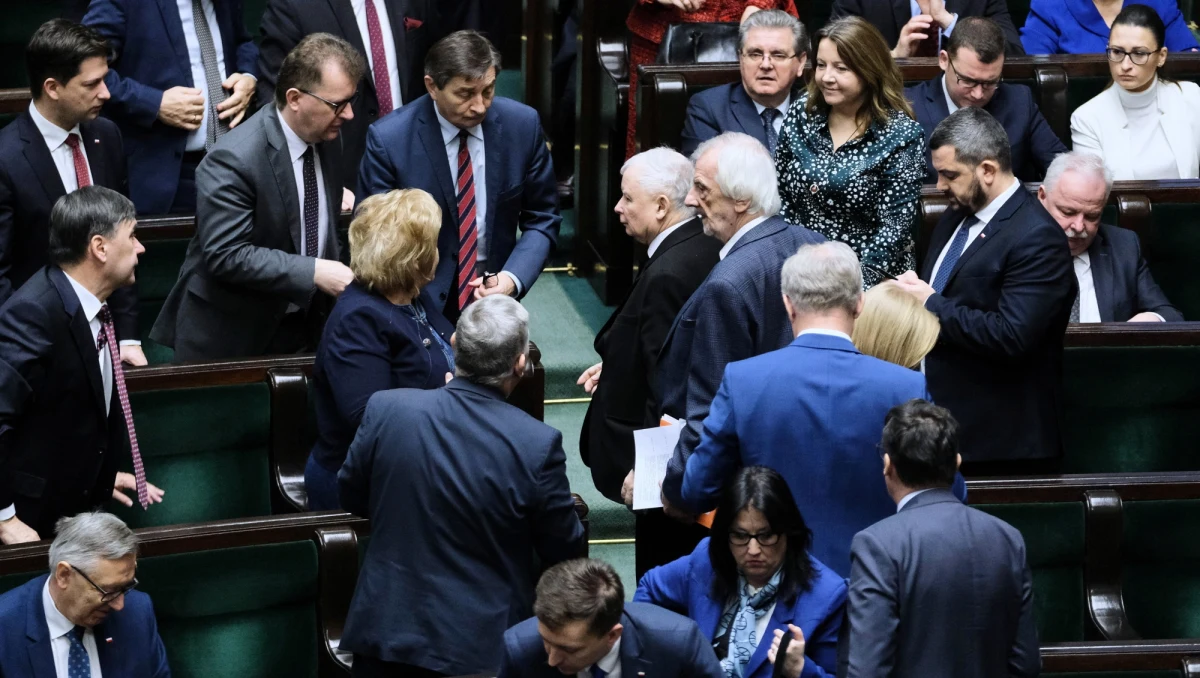 "Oskarżam rząd PiS i marszałek (Sejmu Elżbietę) Witek, że nie chcą wyjaśnić afery GetBack" - ogłosiła na konferencji prasowej posłanka Koalicji Obywatelskiej Paulina Hennig-Kloska po tym, jak Elżbieta Witek poinformowała, że wniosek Koalicji o powołanie komisji śledczej ws. GetBack odsyła z prośbą o opinię do Biura Legislacyjnego i Biura Analiz Sejmowych. Inny poseł KO Jarosław Urbaniak przekonywał, że "afera GetBack to największa afera w III RP, to 2,5 miliarda ukradzionych Polakom pieniędzy", a Hennig-Kloska pytała, "czego boją się politycy PiS, że próbują zamieść aferę GetBack pod dywan".