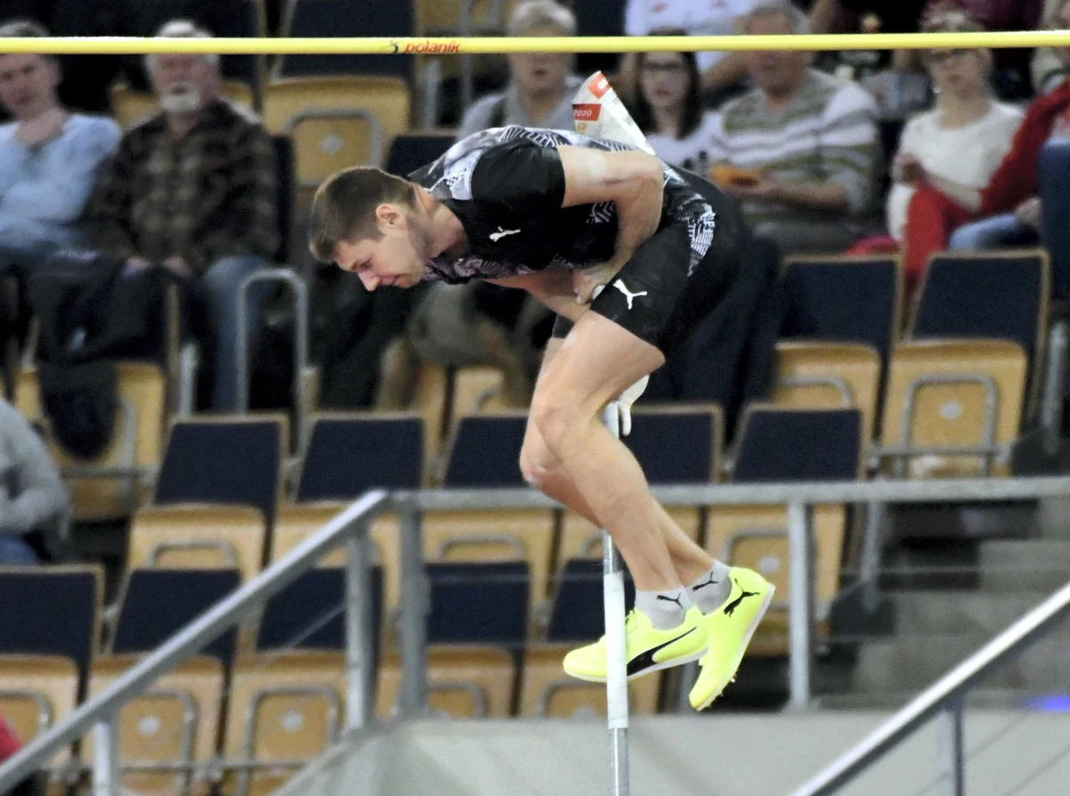 Dwie zepsute próby na 5,30 m, dopiero za drugim razem przeskoczone 5,45 m, zaliczone 5,60 m i wszystkie trzy nieudane próby na wysokości 5,70 m. Tak wyglądały wyniki Pawła Wojciechowskiego na środowym mityngu Orlen Cup. Nasz tyczkarz ma na początku roku i na półmetku sezonu halowego  spore kłopoty. To przecież aktualny halowy mistrz Europy i były mistrz świata, ale dziś jego skoki są dużo poniżej oczekiwań kibiców. Z czego to wynika?