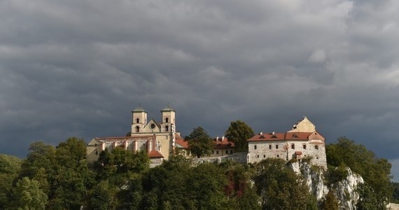 52-letni Artur W. - zakonnik z opactwa benedyktynów w Tyńcu, który usłyszał w prokuraturze zarzut molestowania seksualnego osoby małoletniej, był podejrzewany o podobne czyny wobec dorosłej kobiety. Według rzecznika opactwa, jego przełożeni natychmiast 
reagowali na te doniesienia.