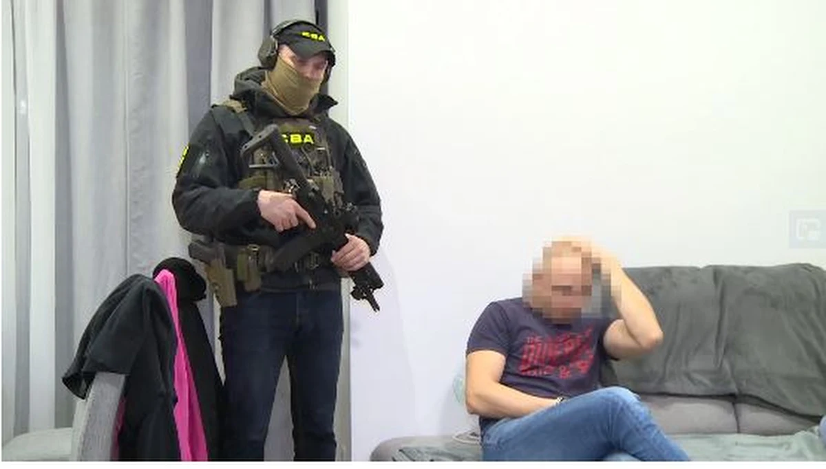 Kilka milionów złotych zarobił szef międzynarodowej grupy przestępczej, która - według prokuratury - wyprowadziła z Polski ponad 8 miliardów złotych. Mężczyzna był prezesem tak zwanej "krajowej instytucji finansowej" - czyli firmy świadczącej usługi m.in. w postaci przelewów zagranicznych. 