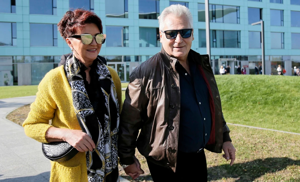 "Panowie Kamiński i Ziobro ścigają się z Orwellem, tyle, że w realnym życiu, a nie książkowym. Raport CBA jest manipulacją" – napisali w wydanym dziś oświadczeniu Jolanta i Aleksander Kwaśniewscy. "Przedstawia argumenty jednej strony, która 13 lat temu postanowiła nas za wszelką cenę zdezawuować. Pomija fakty i zeznania, które nie pasują do linii ataku na nas" - podkreślili. W ten sposób odnieśli się do upublicznionych przez Centralne Biuro Antykorupcyjne materiałów ze śledztwa dotyczącego willi w Kazimierzu Dolnym. 