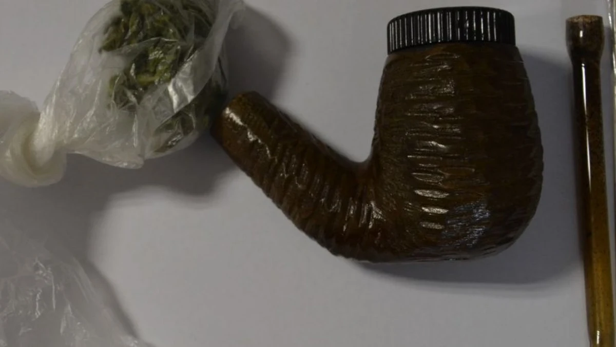 Do nietypowej sytuacji doszło w Sądzie Rejonowym w Sandomierzu. 69-letnia kobieta na rozprawę sądową przyniosła 1,5 grama marihuany oraz szklaną "lufkę". Chciała w ten sposób usprawiedliwić nieobecność swojego syna, którego dotyczyła rozprawa i zwrócić uwagę sądu na jego problemy z uzależnieniami.