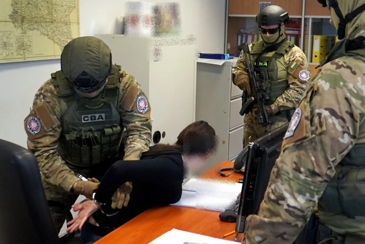 Niejasne wytyczne dla bukmacherów pozwoliły mężowi kasjerki z CBA miesiącami obstawiać zakłady sportowe kradzionymi pieniędzmi - informuje "Rzeczpospolita". Pracownica Centralnego Biura Antykorupcyjnego miała wyprowadzać z kasy biura blisko pięć mln złotych – o swoich ustaleniach w połowie stycznia pisał Onet.