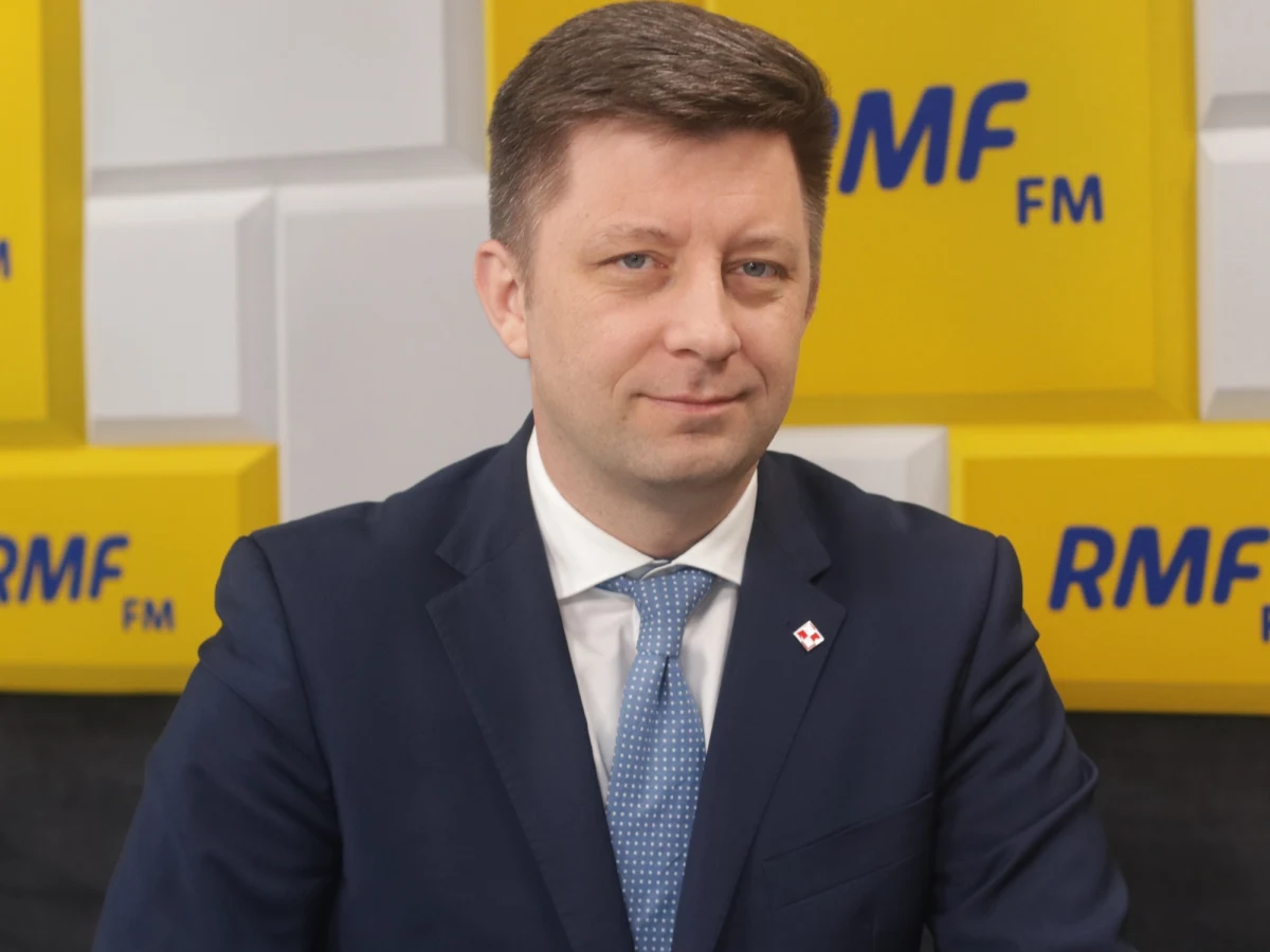 „Premier Mateusz Morawiecki 10 kwietnia chce być i w Smoleńsku, i w Katyniu. W tej chwili kancelaria analizuje możliwości przygotowania takiego wyjazdu” - powiedział w Porannej rozmowie w RMF FM szef Kancelarii Prezesa Rady Ministrów Michał Dworczyk. “To nie ma absolutnie charakteru wizyty bilateralnej. Jego zasadniczym celem jest oddanie hołdu tym osobom, które zginęły 10 lat temu w wydarzeniu chyba najbardziej dramatycznym po zakończeniu II wojny światowej, jakie dotknęło nasz kraj. (...) Jesteśmy w trakcie analizowania możliwości i przygotowywania takiego wyjazdu - dodał polityk.