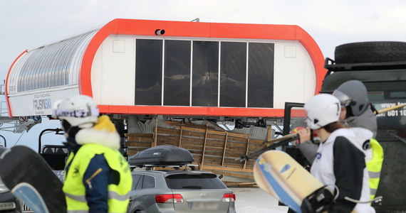 Powiatowy Inspektor Nadzoru Budowlanego w Zakopanem wszczął postępowanie w sprawie rozbiórki wypożyczalni sprzętu narciarskiego w Bukowinie Tatrzańskiej. Dach wypożyczalni zerwany silnym podmuchem wiatru zabił w poniedziałek trzy osoby.