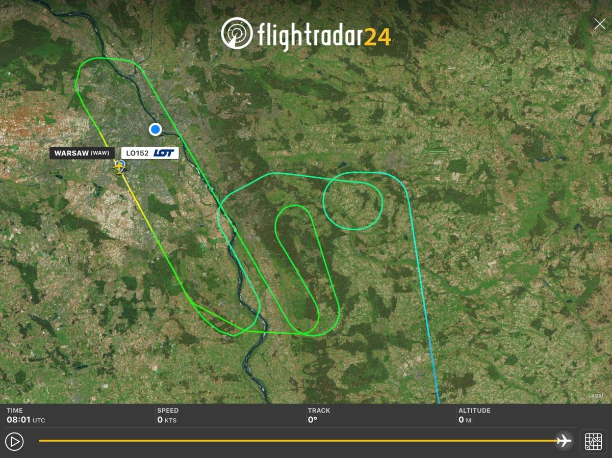 Boeing 737 Polskich Linii Lotniczych LOT lądował w asyście wszystkich służb lotniskowych na warszawskim lotnisku Chopina. Maszyna miała z uszkodzoną oponę. 