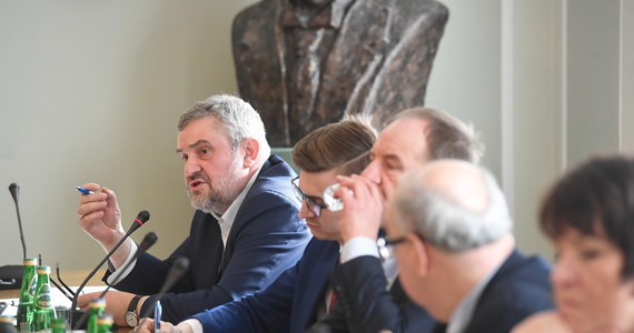 "To ja osobiście odpowiadam za skup jabłek i jeśli trzeba, odpowiem przed prokuraturą" - mówi minister rolnictwa. Jan Krzysztof Ardanowski zaznacza jednocześnie, że na razie mówienie o nieprawidłowościach w skupie to insynuacje i pomówienia. 