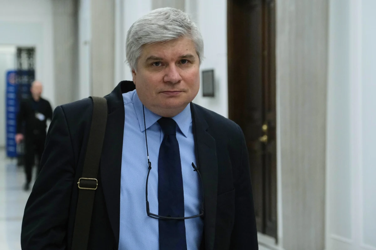 Sejmowa komisja obrony odwołała - głosami większości posłów PiS - posła Macieja Laska (KO) ze stanowiska szefa podkomisji stałej do spraw współpracy z zagranicą i NATO. Usunęła go także ze składu tej podkomisji. Uzasadnianiem wniosku był zarzut, że Lasek jest współautorem "kłamstwa smoleńskiego".