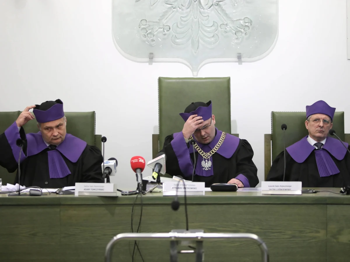 Polska wnosi o odrzucenie wniosku Komisji Europejskiej do TSUE o zamrożenie Izby Dyscyplinarnej Sądu Najwyższego - ustaliła korespondentka RMF FM Katarzyna Szymańska-Borginon. KE zwróciła się do Trybunału Sprawiedliwości Unii Europejskiej o zawieszenie funkcjonowania Izby w związku ze swoją skargą ws. systemu dyscyplinarnego dla sędziów w Polsce. 13 lutego mijał termin na polską odpowiedź w tej sprawie.