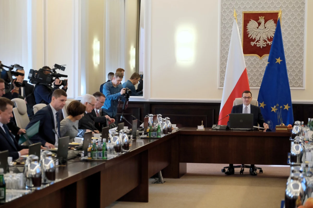 Liczący z premierem aż 112 ministrów i wiceministrów gabinet Mateusza Morawieckiego jest jednym z najliczniejszych rządów Rzeczypospolitej. Ponad połowę jego członków stanowią parlamentarzyści PiS. Oznacza to, że co czwarty z posłów rządzącego ugrupowania jest jednocześnie członkiem rządu, który jako poseł powinien kontrolować.