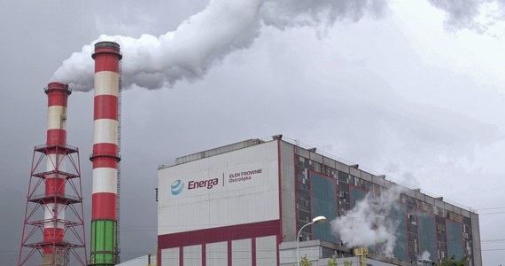 Wstrzymane prace nad kontrowersyjną rozbudową elektrowni w Ostrołęce. Spółki energetyczne Energa i Enea ogłosiły, że zawieszają finansowanie projektu. Ma on zostać na nowo przemyślany - informują spółki. Nowy blok miał mieć moc ok. 1000 MW.