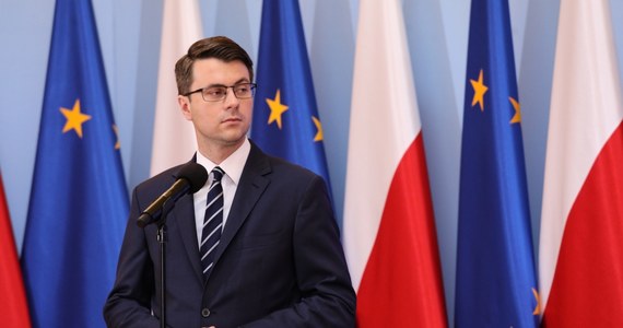 Polska wniosła do TSUE o odrzucenie wniosku KE w sprawie środków tymczasowych - poinformował PAP rzecznik rządu Piotr Müller. Polski rząd zwrócił się ponadto do TSUE o przesłuchanie w charakterze świadków sędziów Izby Dyscyplinarnej Sądu Najwyższego.