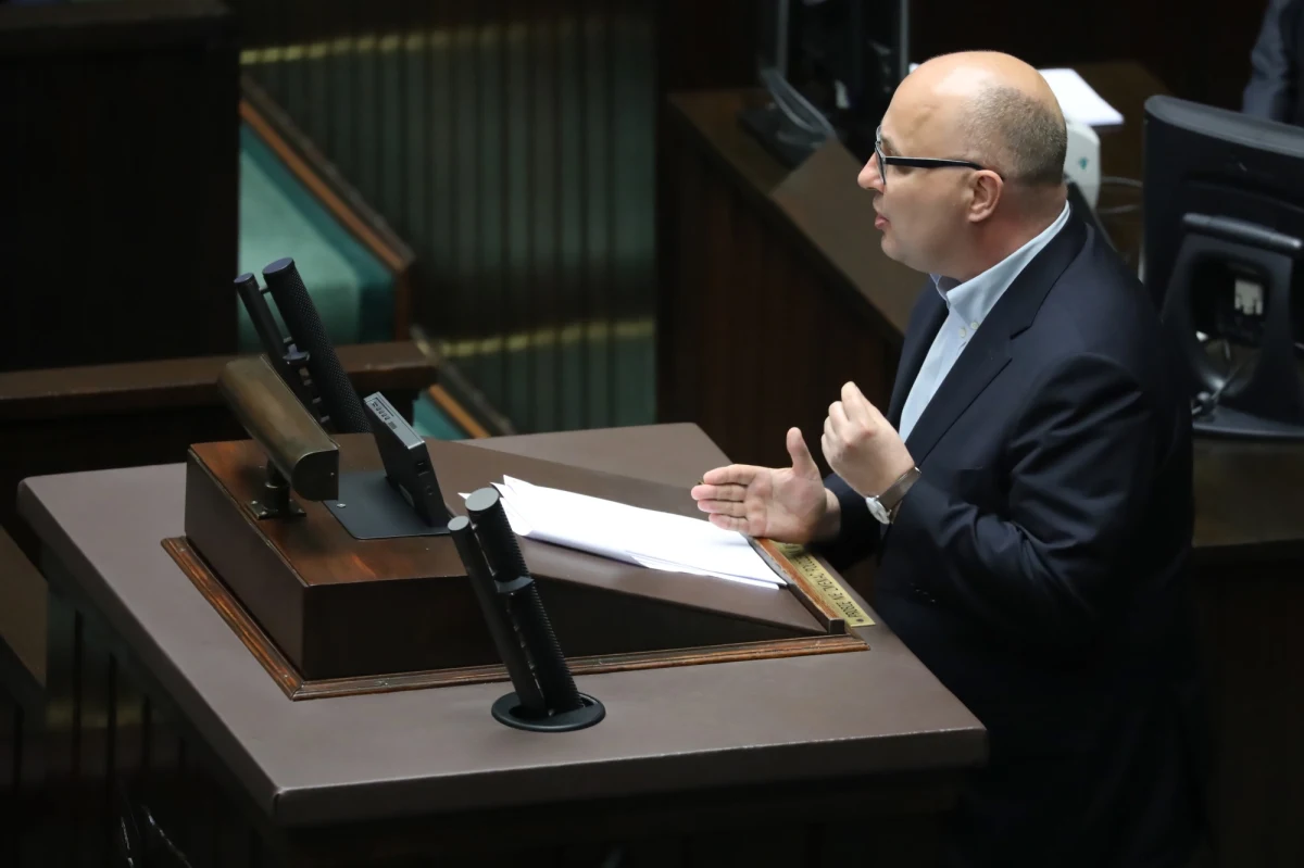 Poseł Robert Kropiwnicki z Platformy Obywatelskiej zasłabł w Sejmie podczas debaty nad wnioskiem o odwołanie szefa MSWiA i koordynatora służb specjalnych Mariusza Kamińskiego.