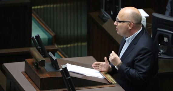Poseł Robert Kropiwnicki z Platformy Obywatelskiej zasłabł w Sejmie podczas debaty nad wnioskiem o odwołanie szefa MSWiA i koordynatora służb specjalnych Mariusza Kamińskiego.