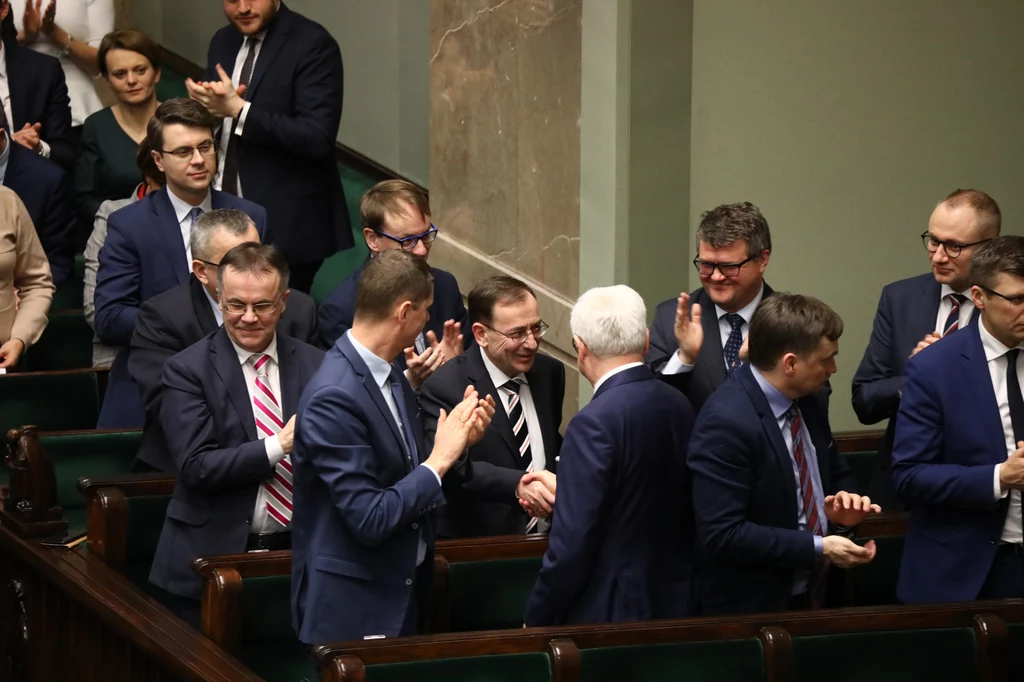 Mariusz Kamiński w otoczeniu polityków PiS