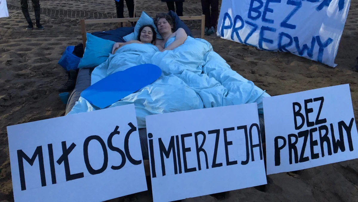 Nagi walentynkowy protest na budowie przekopu Mierzei Wiślanej. Aktywiści z Obozu dla Mierzei nawiązują do akcji Johna Lennona i Yoko Ono z 1969 roku. O poranku rozłożyli na terenie inwestycji łóżko, rozebrali się do naga i wskoczyli pod kołdrę. Protest zakończył się przed godziną 9.