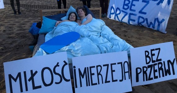 Nagi walentynkowy protest na budowie przekopu Mierzei Wiślanej. Aktywiści z Obozu dla Mierzei nawiązują do akcji Johna Lennona i Yoko Ono z 1969 roku. O poranku rozłożyli na terenie inwestycji łóżko, rozebrali się do naga i wskoczyli pod kołdrę. Protest zakończył się przed godziną 9.