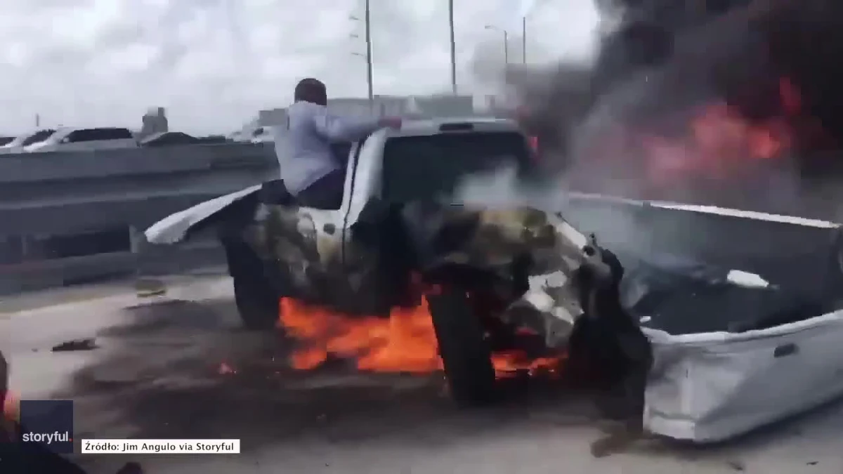 Bohater w tłumie gapiów. Jim Angulo uratował kierowcę, który utknął w płonącym aucie na autostradzie międzystanowej numer 95 w Miami. Mężczyzna najpierw krzyknął do kierowcy, by wyskoczył z samochodu. Ten mu odpowiedział, że nie jest w stanie wyjść. Wtedy Jim rzucił się na ratunek i siłą wyciągnął go przez okno ze śmiertelnej pułapki. Zrobił to sam. Jak przyznał później w rozmowie z 7News Miami, około 20 osób stało i nagrywało zdarzenie telefonami komórkowymi. Uratowany kierowca z poparzonymi nogami trafił do szpitala Jackson Memorial. Jego życiu nie zagraża niebezpieczeństwo.