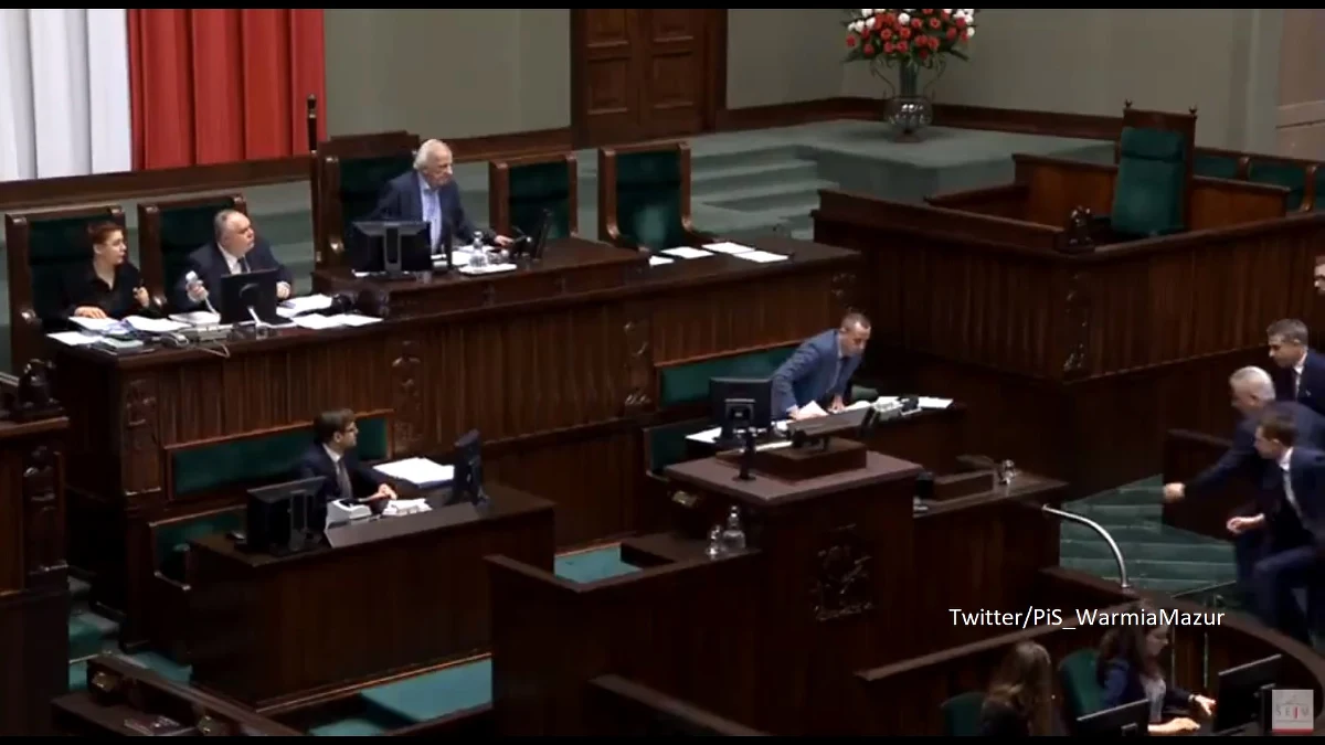 "Dziękuję za słowa wsparcia i otuchy, mój stan zdrowia jest dobry, a na pewno lepszy od stanu polskich służb" - napisał poseł Robert Kropiwnicki po tym, jak zasłabł w czwartek podczas debaty w Sejmie.